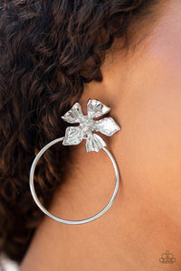 Buttercup Bliss - Silver - Paparazzi Accessories